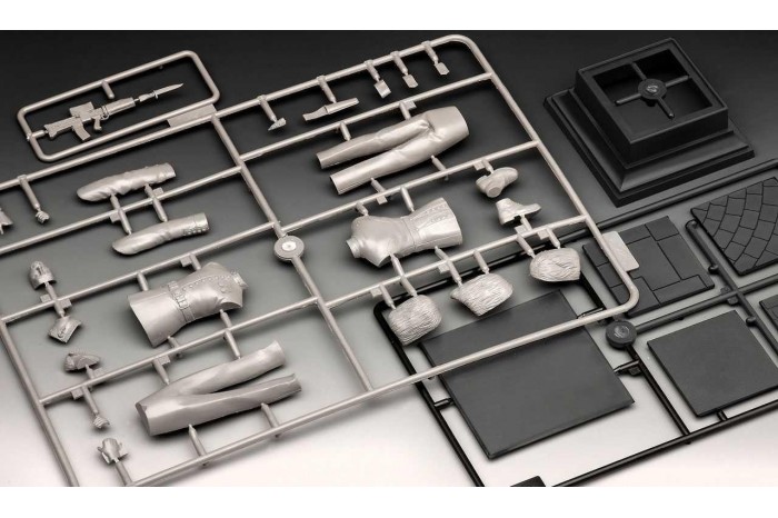 Plastic ModelKit figurka 02800 - Queen´s Guard (1:16)