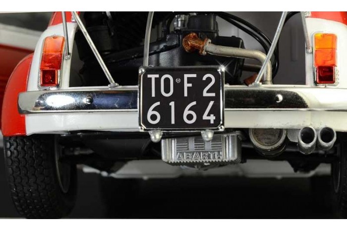 Model Kit auto 4705 - FIAT Abarth 695SS/Assetto Corsa (1:12)