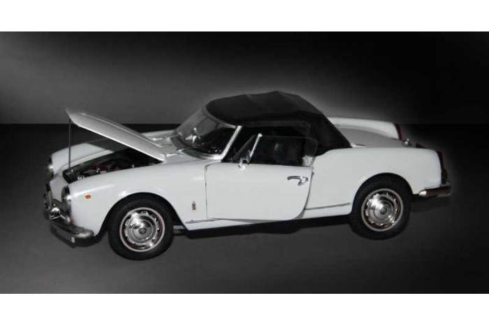 Model Kit auto 3653 - ALFA ROMEO GIULIETTA SPIDER 1300 (1:24)