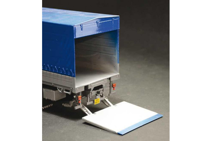 Model Kit truck 3945 - VOLVO F16 Globetrotter Canvas (1:24)