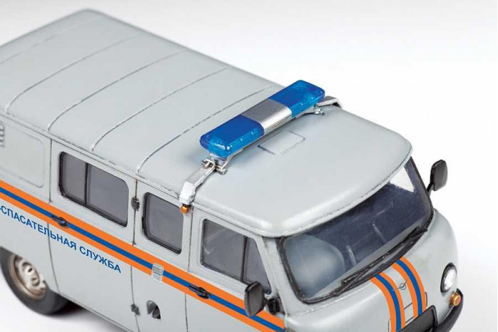 Model Kit auto 43002 – Emergency Service UAZ "3909" (1:43)