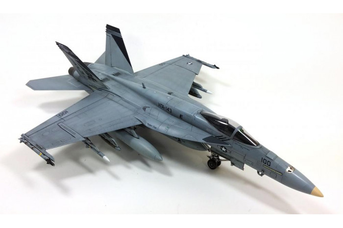 Model Kit letadlo 12547 - USN F/A-18E VFA-143 "PUKIN DOGS" (1:72)