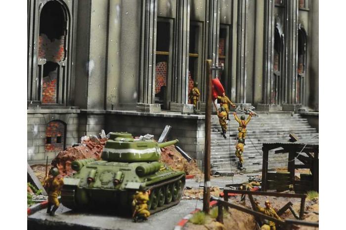 Model Kit diorama 6195 - Berlin 1945: Battle for the Reichstag (1:72)