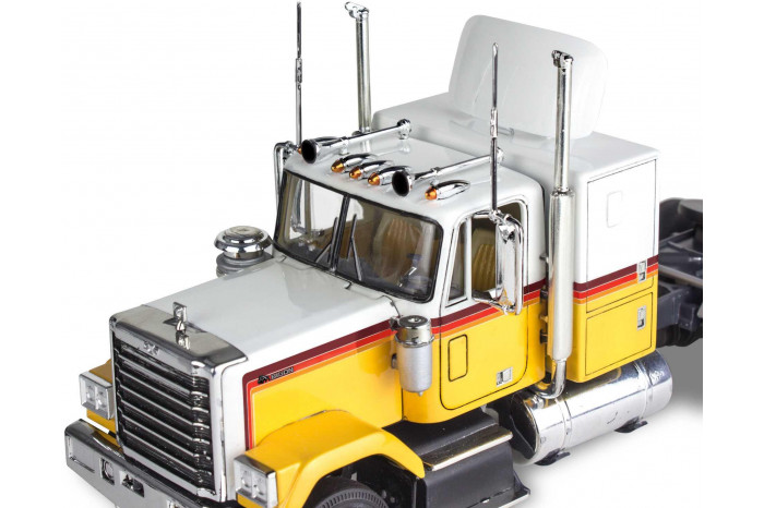 Plastic ModelKit MONOGRAM truck 7471 - Chevy Bison Semi Truck (1:32)