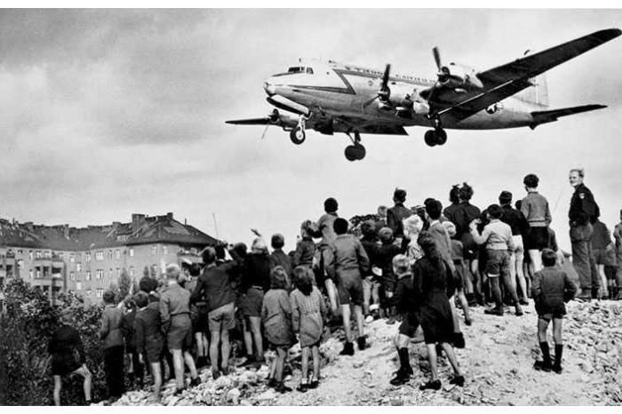 Gift-Set letadlo 05652 - 75th Anniversary "Berliner Luftbrücke" (1:72)