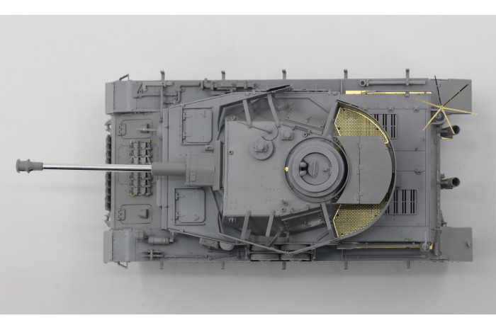 Pz. Beob. Wg.IV Ausf.J w/Commander + Infrantryman (1:35) - 006