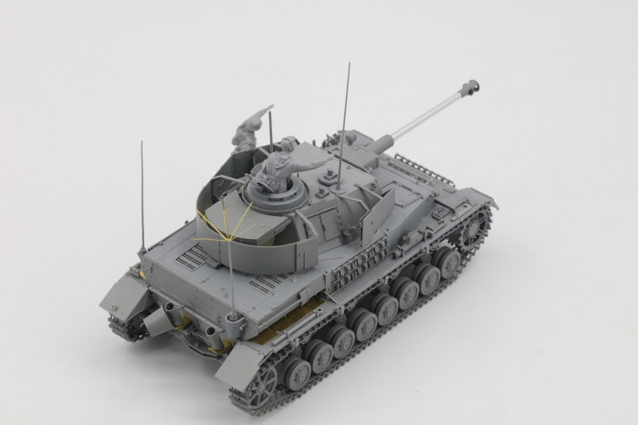 Pz. Beob. Wg.IV Ausf.J w/Commander + Infrantryman (1:35) - 006