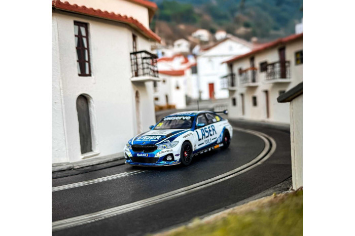 Autíčko Touring SCALEXTRIC C4526 - BMW 330e NGTC  - Laser Tools - Jake Hill 2023 (1:32)