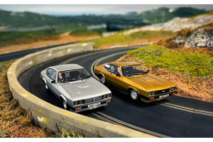 Autíčko Film & TV SCALEXTRIC C4642 - The Professionals Capri Twin Pack (1:32)