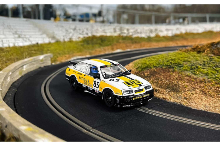 Autíčko Touring SCALEXTRIC C4628 - Ford Sierra RS500 - YTCC Dan Brown 2024 (1:32)