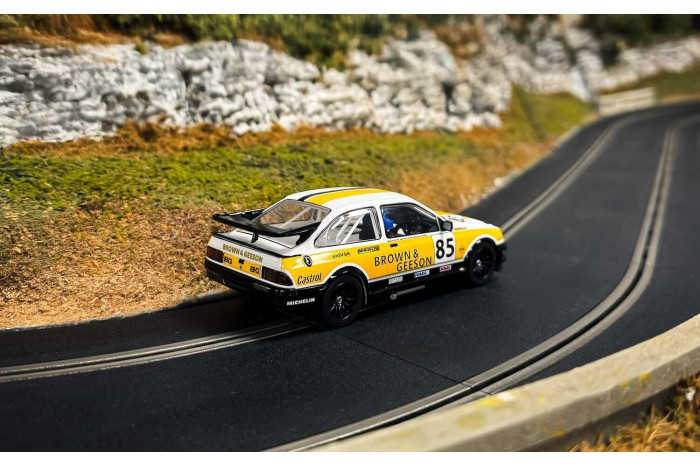 Autíčko Touring SCALEXTRIC C4628 - Ford Sierra RS500 - YTCC Dan Brown 2024 (1:32)