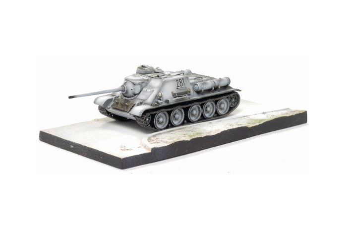SU-85M w/DIORAMA BASE (POLAND 1945) (1:72) - 60379