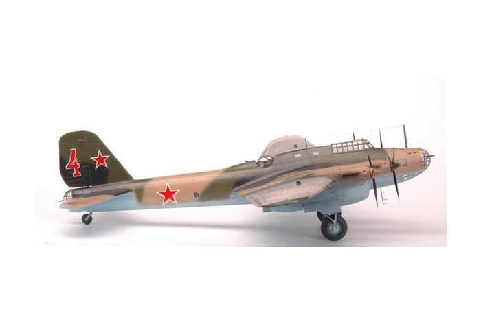 Model Kit letadlo 7264 - Pe-8 Soviet Long-Range Heavy Bomber WWII (1:72)