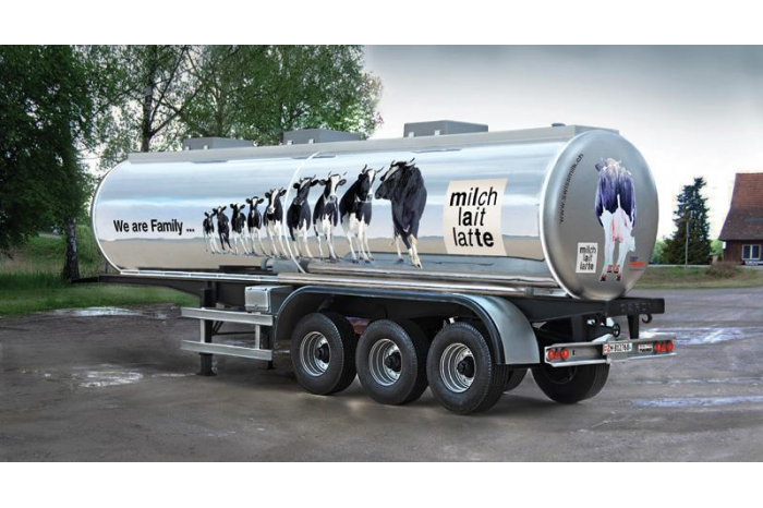 Model Kit návěs 3911 - CLASSIC TANK TRAILER "We are family" (1:24)